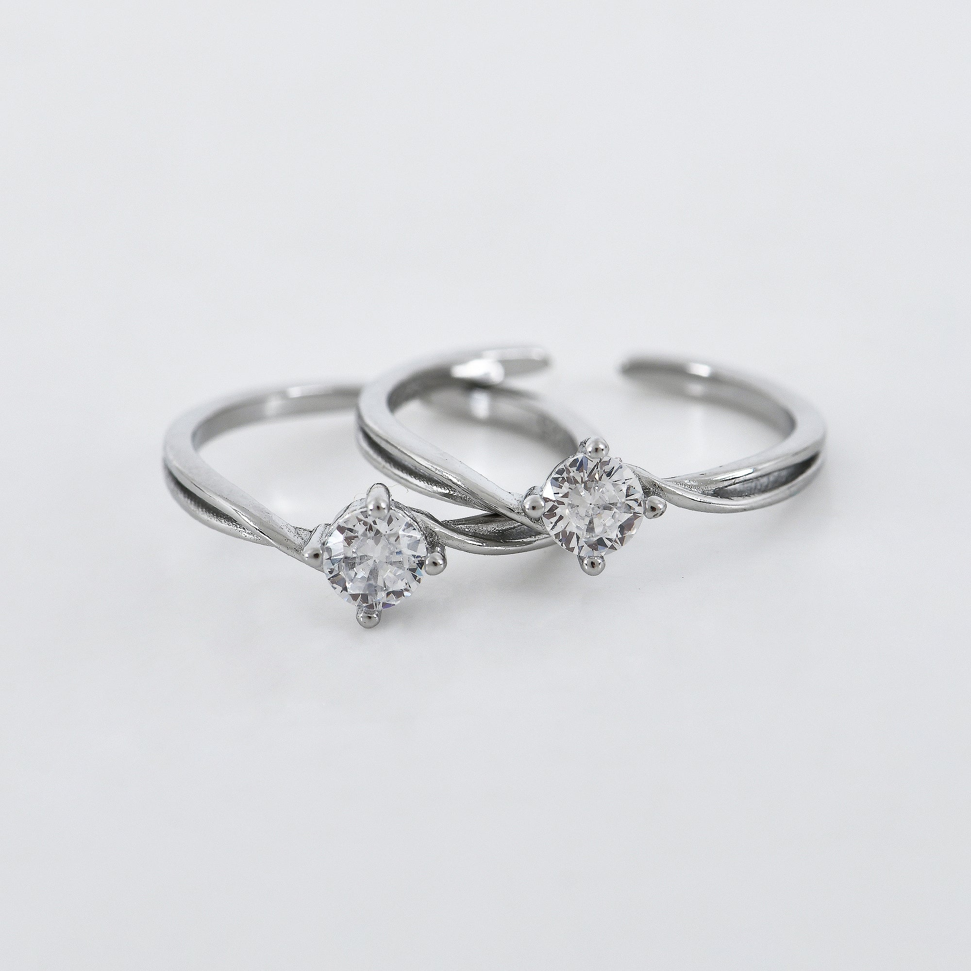 Zinnia Twist Solitaire Toe Rings in 925 Sterling Silver