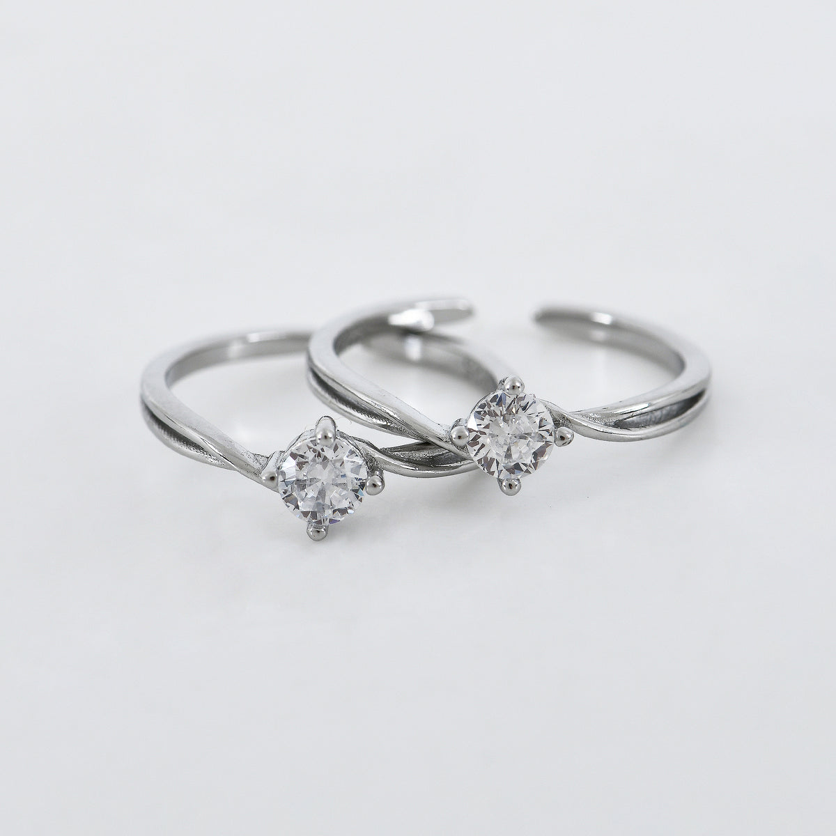 Zinnia Twist Solitaire Toe Rings in 925 Sterling Silver