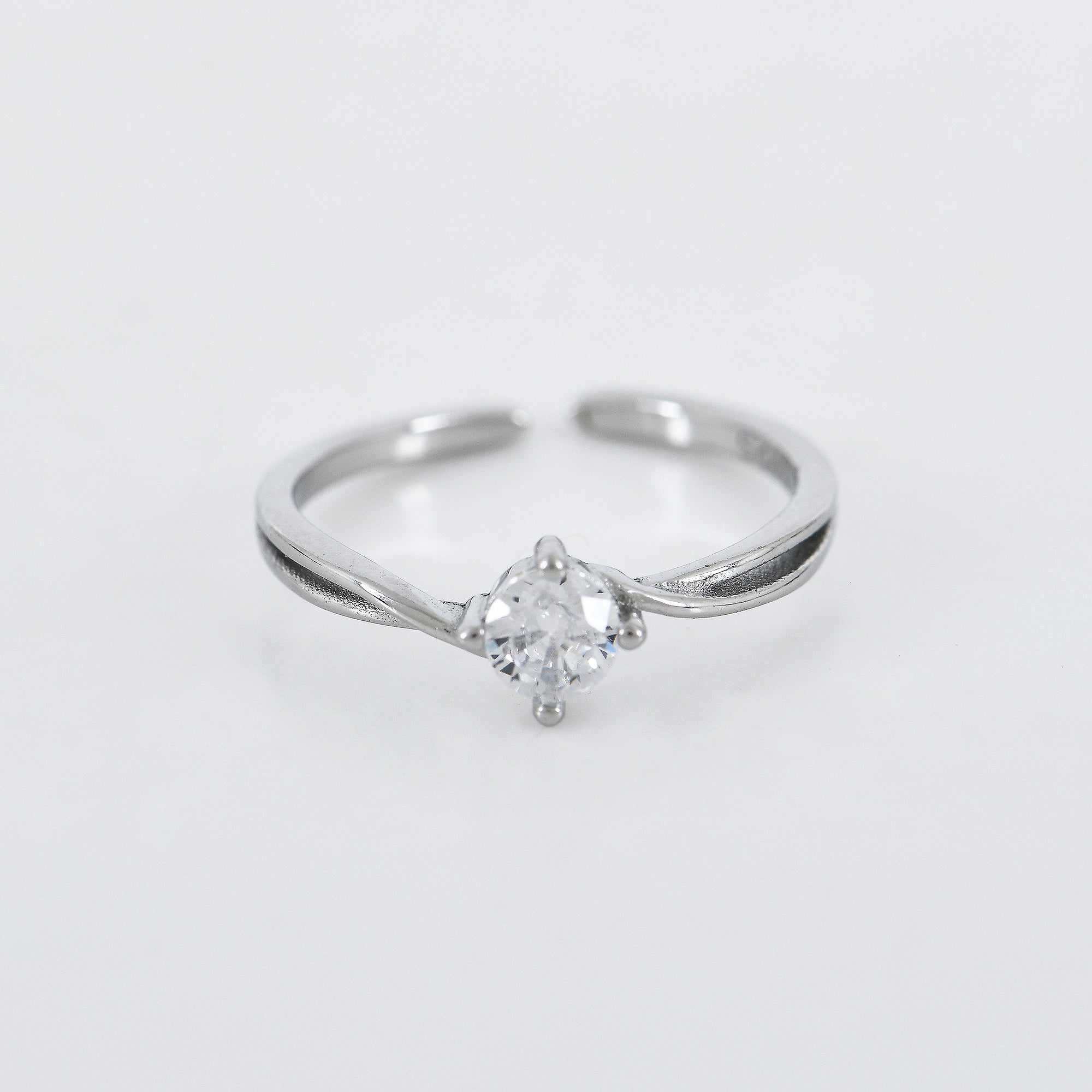 Zinnia Twist Solitaire Toe Rings in 925 Sterling Silver
